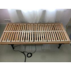Elektrisch bed, verstelbaar 90x210, 2x beschikbaar.