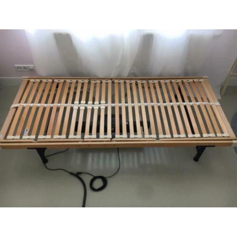 Elektrisch bed, verstelbaar 90x210, 2x beschikbaar.