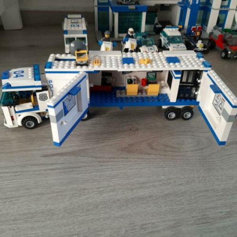 compleet politiebureau met bouwtekeningen.