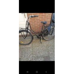 Leuke zwarte oma fiets