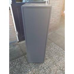 Twee Ikea kasten in grijs, nauwelijks gebruikt