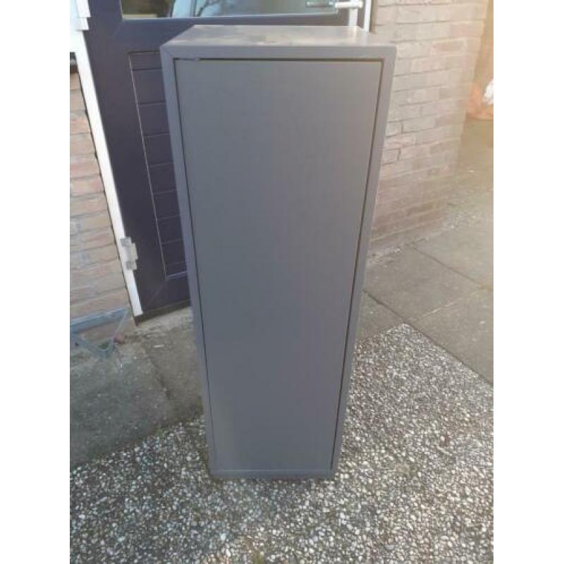 Twee Ikea kasten in grijs, nauwelijks gebruikt
