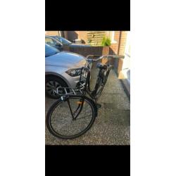 Leuke zwarte oma fiets