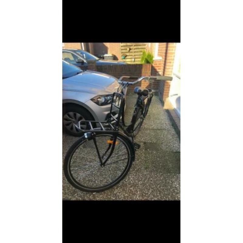 Leuke zwarte oma fiets