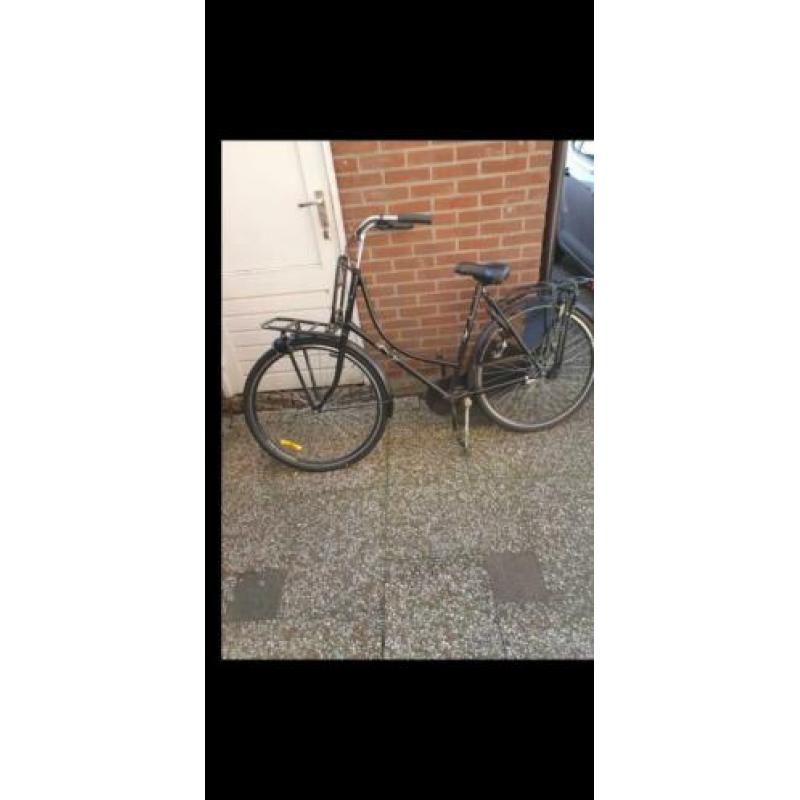 Leuke zwarte oma fiets