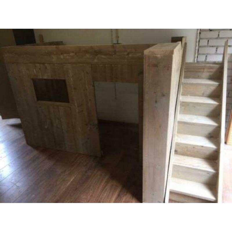 Hoogslaper hut van verouderd steigerhout