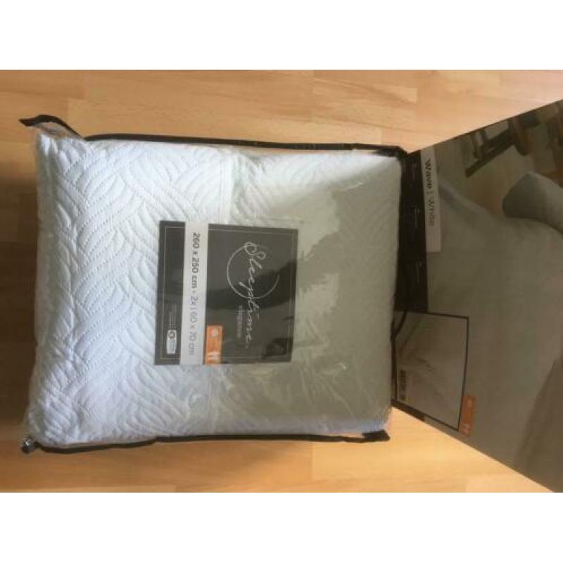 Nieuwe Witte Sprei + 2 Slopen