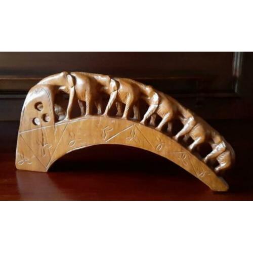 Houten beeld van 5 olifanten