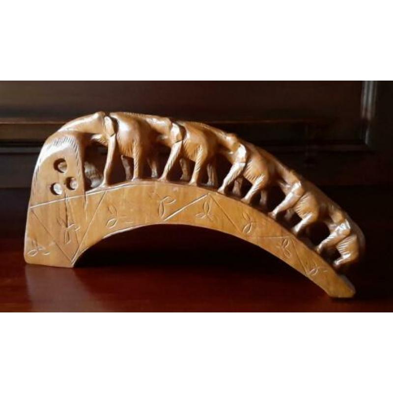 Houten beeld van 5 olifanten