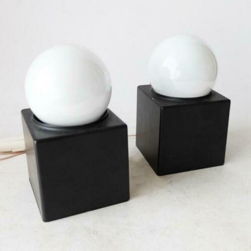 2 vintage metalen Philips Cube lampen met grote witte bol.