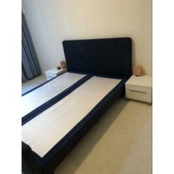 2-persoons bed + matrassen + nachtkastjes