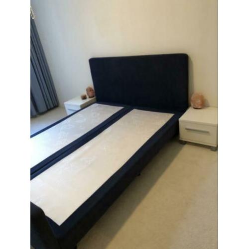 2-persoons bed + matrassen + nachtkastjes