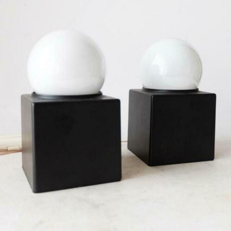 2 vintage metalen Philips Cube lampen met grote witte bol.
