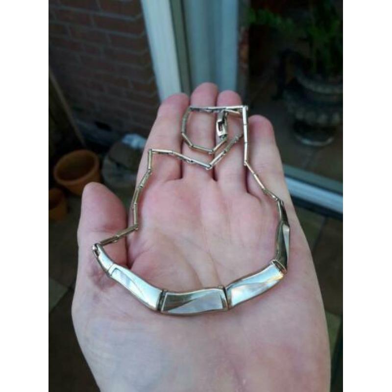 elegante zilveren ketting met grote parelmoer hanger