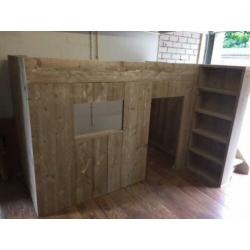 Hoogslaper hut van verouderd steigerhout