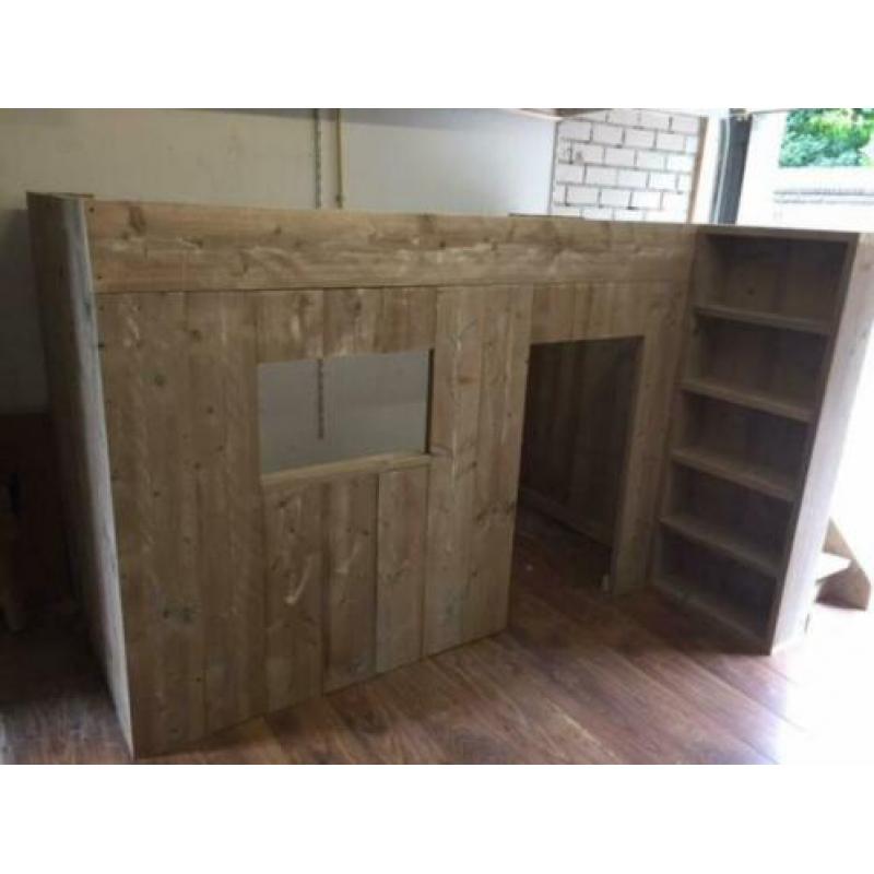 Hoogslaper hut van verouderd steigerhout