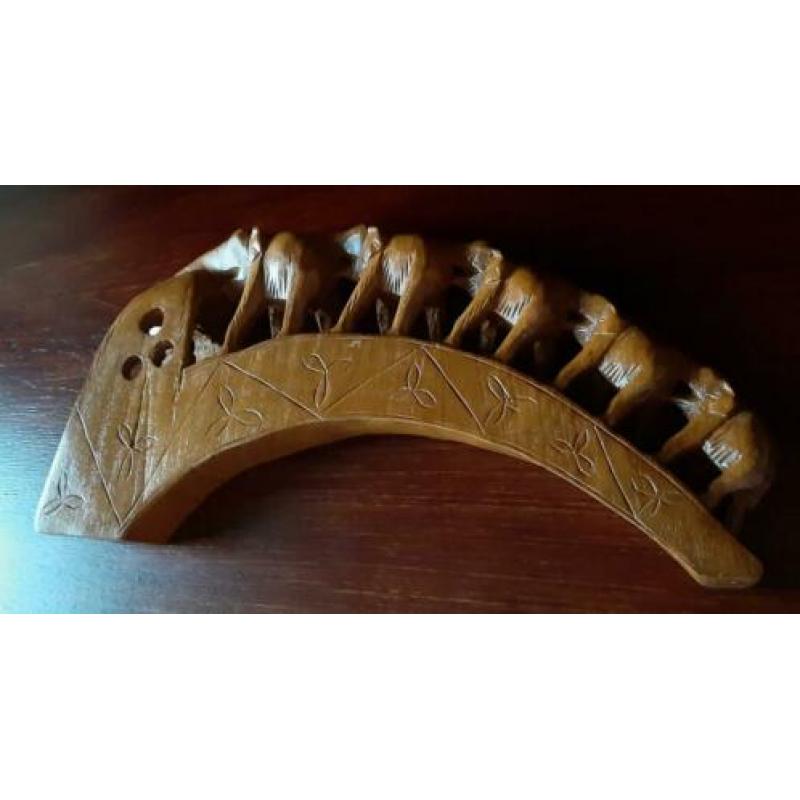 Houten beeld van 5 olifanten