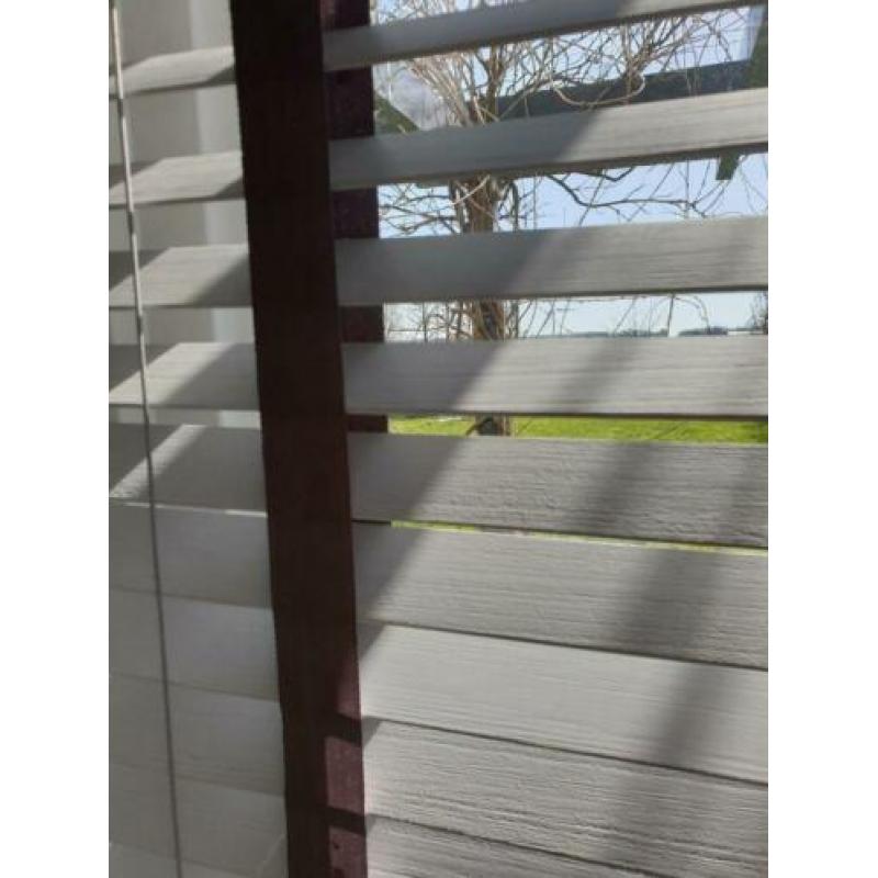 Bijna nieuwe houten jaloezieën van luxaflex! Grijs wit