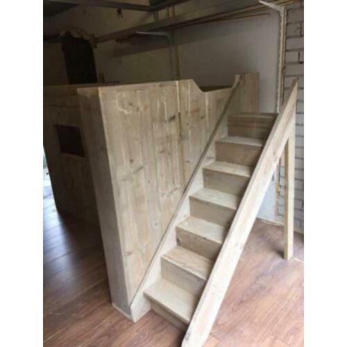 Hoogslaper hut van verouderd steigerhout