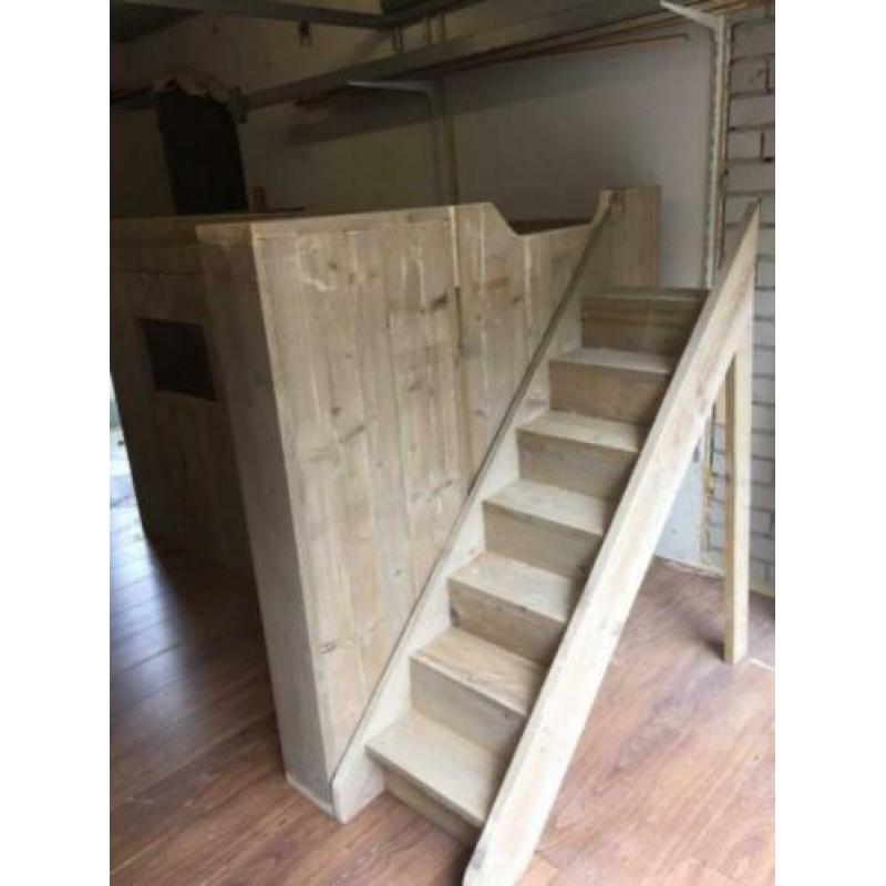Hoogslaper hut van verouderd steigerhout