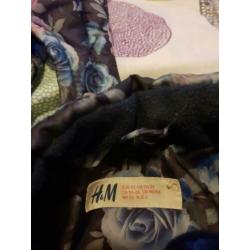Bloemen bodywarmer met afneembare capuchon maat 92