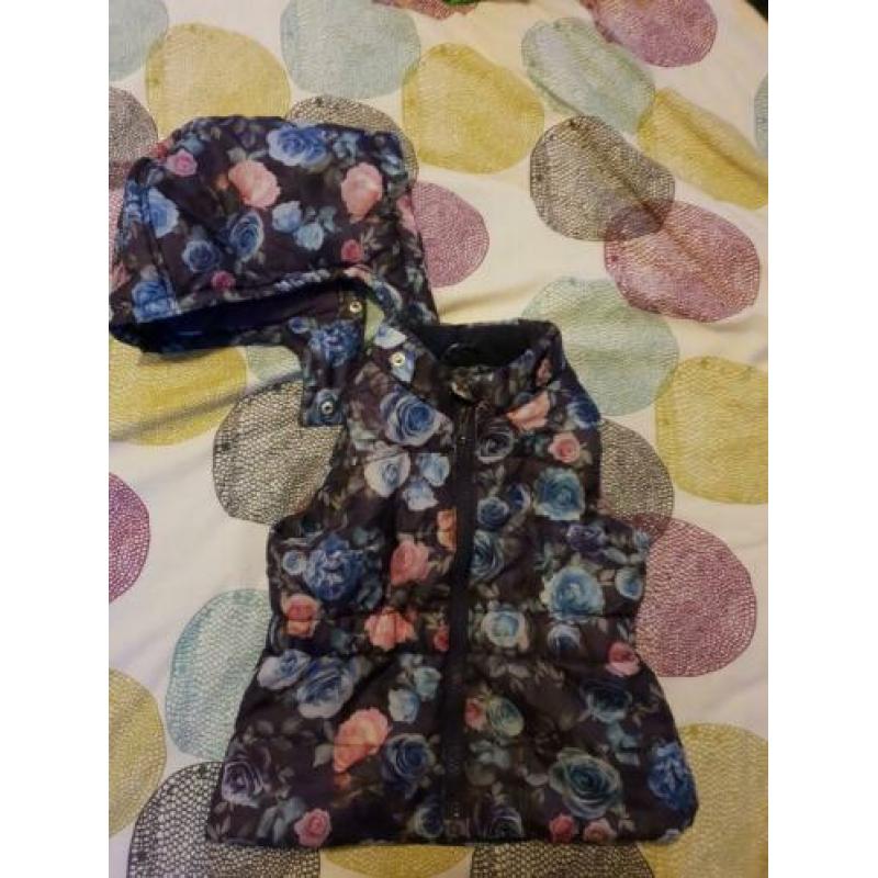 Bloemen bodywarmer met afneembare capuchon maat 92
