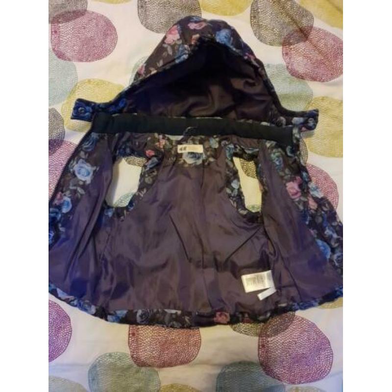 Bloemen bodywarmer met afneembare capuchon maat 92