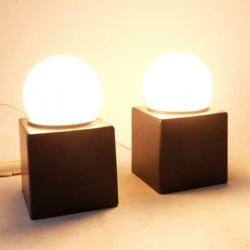 2 vintage metalen Philips Cube lampen met grote witte bol.