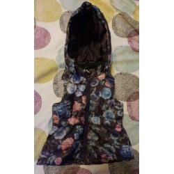 Bloemen bodywarmer met afneembare capuchon maat 92