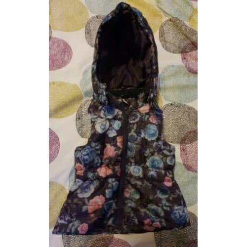 Bloemen bodywarmer met afneembare capuchon maat 92