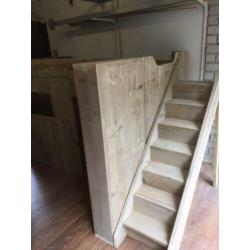 Hoogslaper hut van verouderd steigerhout