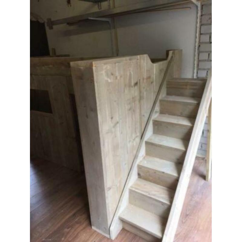 Hoogslaper hut van verouderd steigerhout