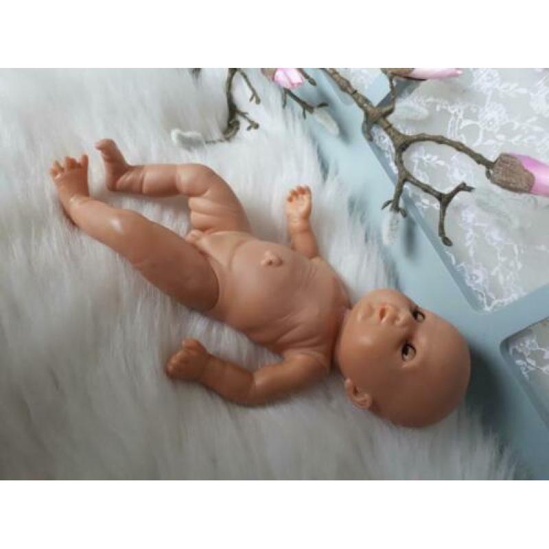 Levensechte baby pop