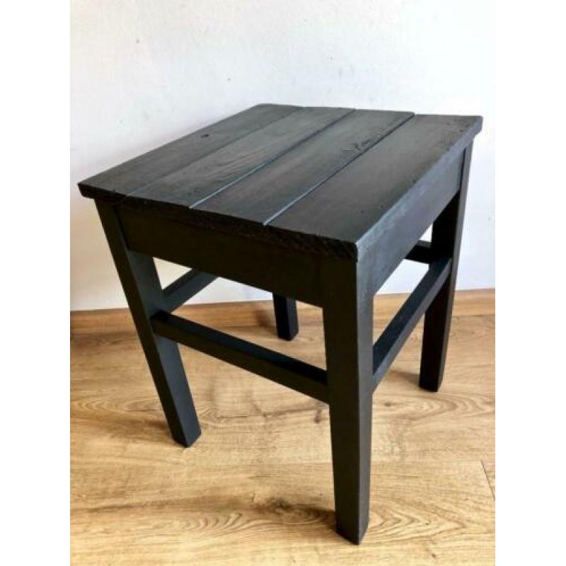 Antiek zwart brocante bijzettafel, krukje