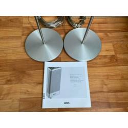 Loewe aluminium Speakers met zuilen en kabels zgan