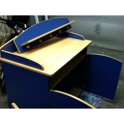 Kinderbedje, Commode en Kapstok.