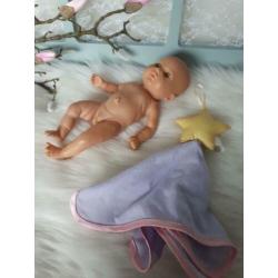 Levensechte baby pop