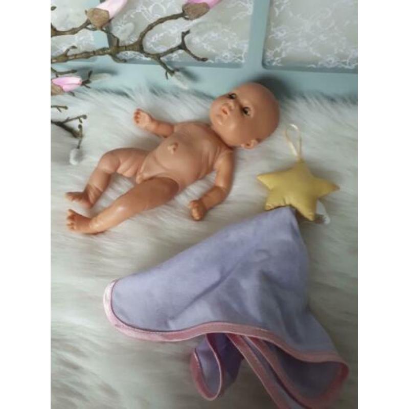 Levensechte baby pop