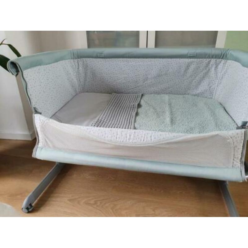 Chicco Next2Me Dusty green, co-sleeper incl. (hoes)lakens 7x