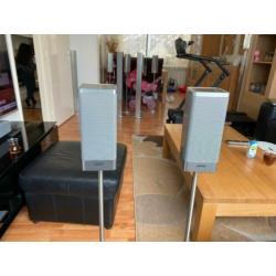 Loewe aluminium Speakers met zuilen en kabels zgan