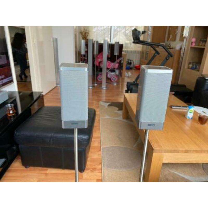 Loewe aluminium Speakers met zuilen en kabels zgan