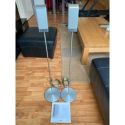Loewe aluminium Speakers met zuilen en kabels zgan