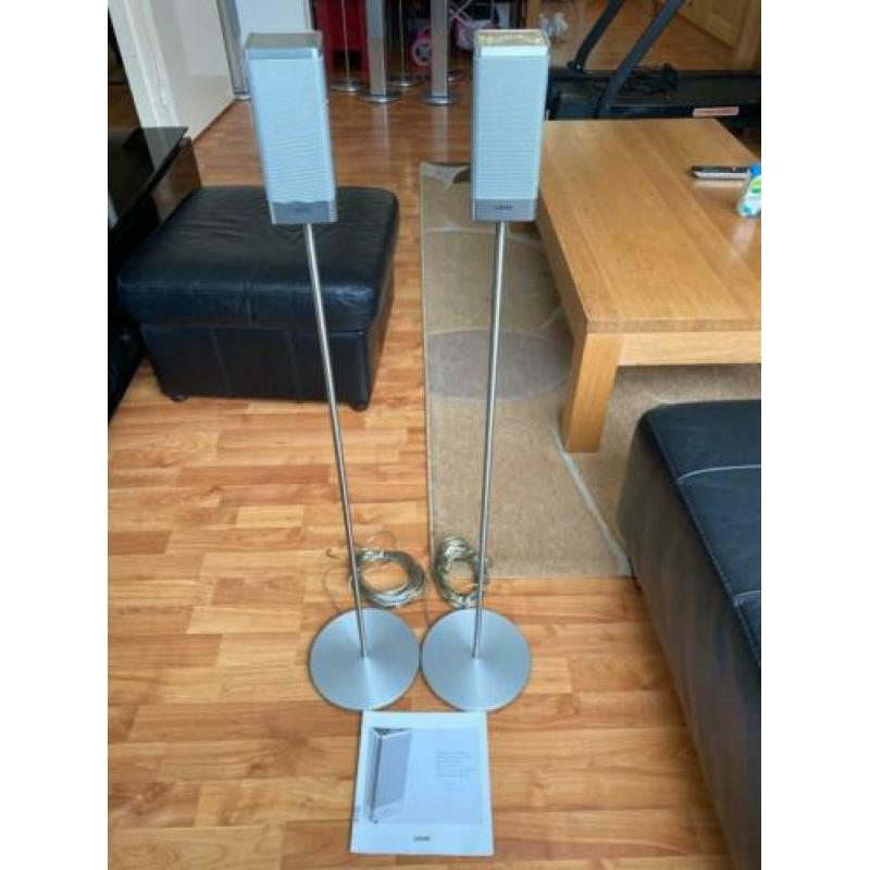 Loewe aluminium Speakers met zuilen en kabels zgan