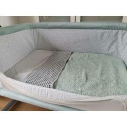 Chicco Next2Me Dusty green, co-sleeper incl. (hoes)lakens 7x