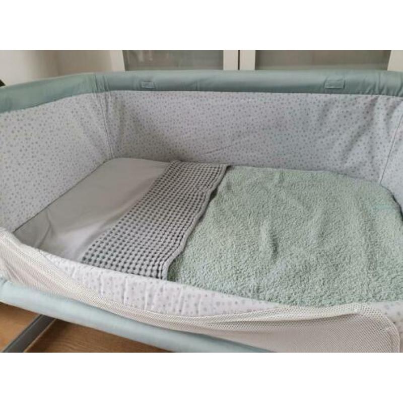 Chicco Next2Me Dusty green, co-sleeper incl. (hoes)lakens 7x
