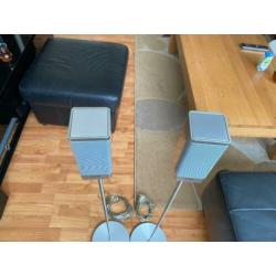 Loewe aluminium Speakers met zuilen en kabels zgan