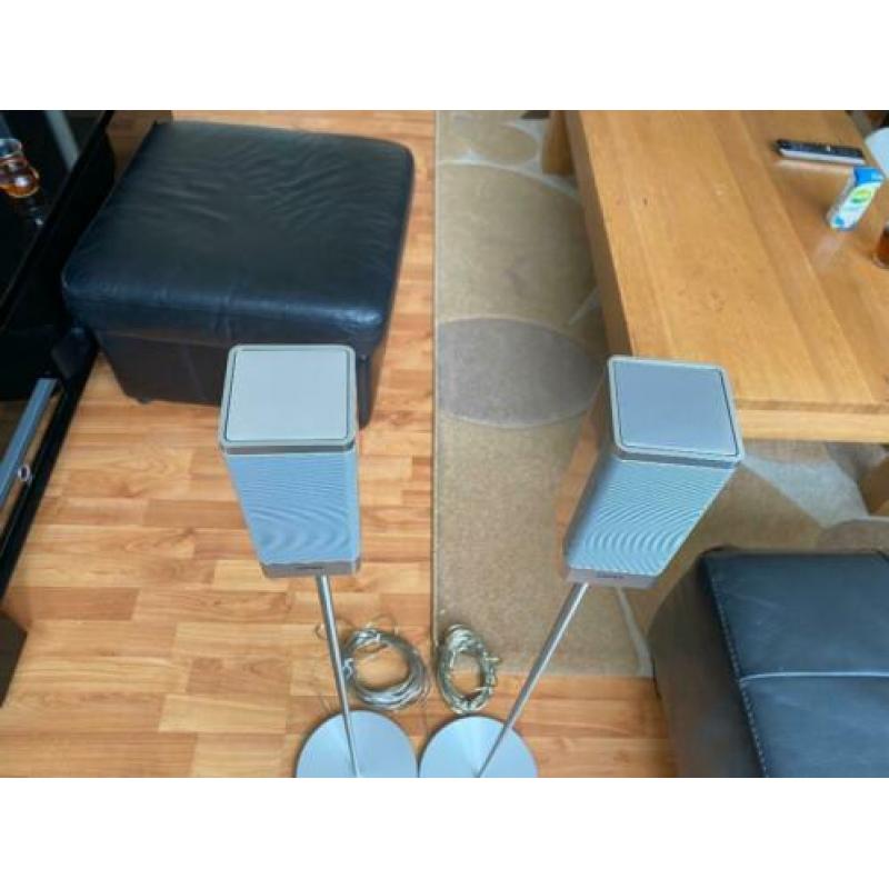 Loewe aluminium Speakers met zuilen en kabels zgan