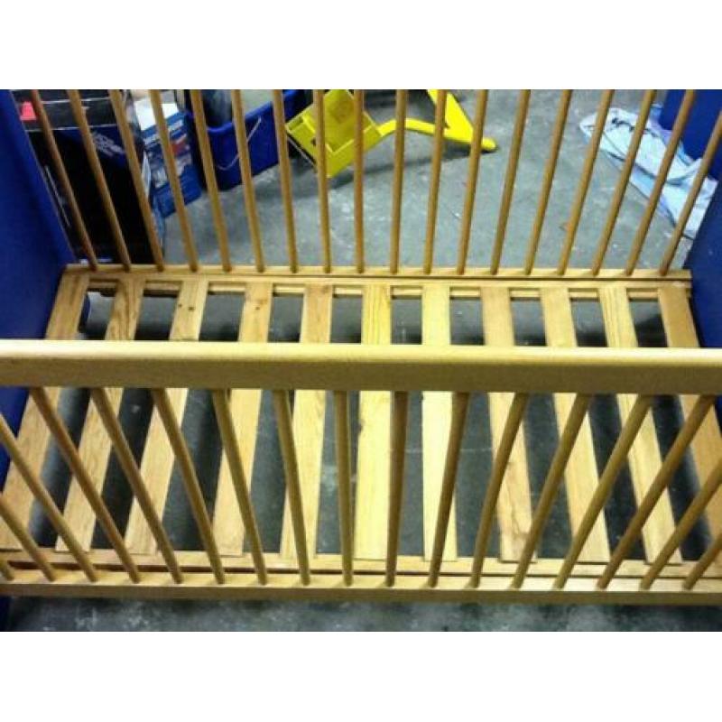 Kinderbedje, Commode en Kapstok.