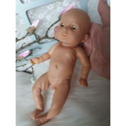 Levensechte baby pop