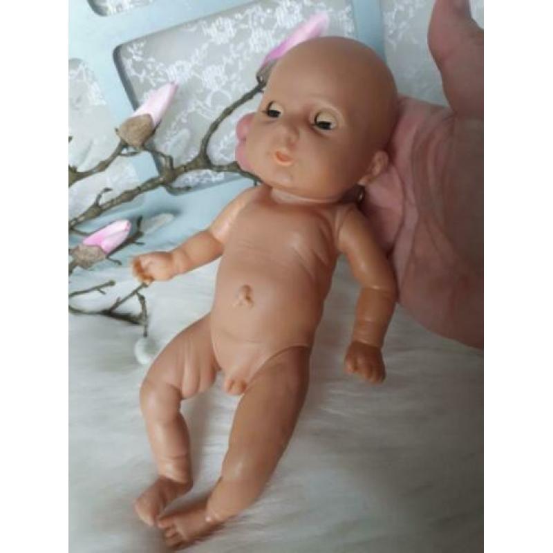Levensechte baby pop